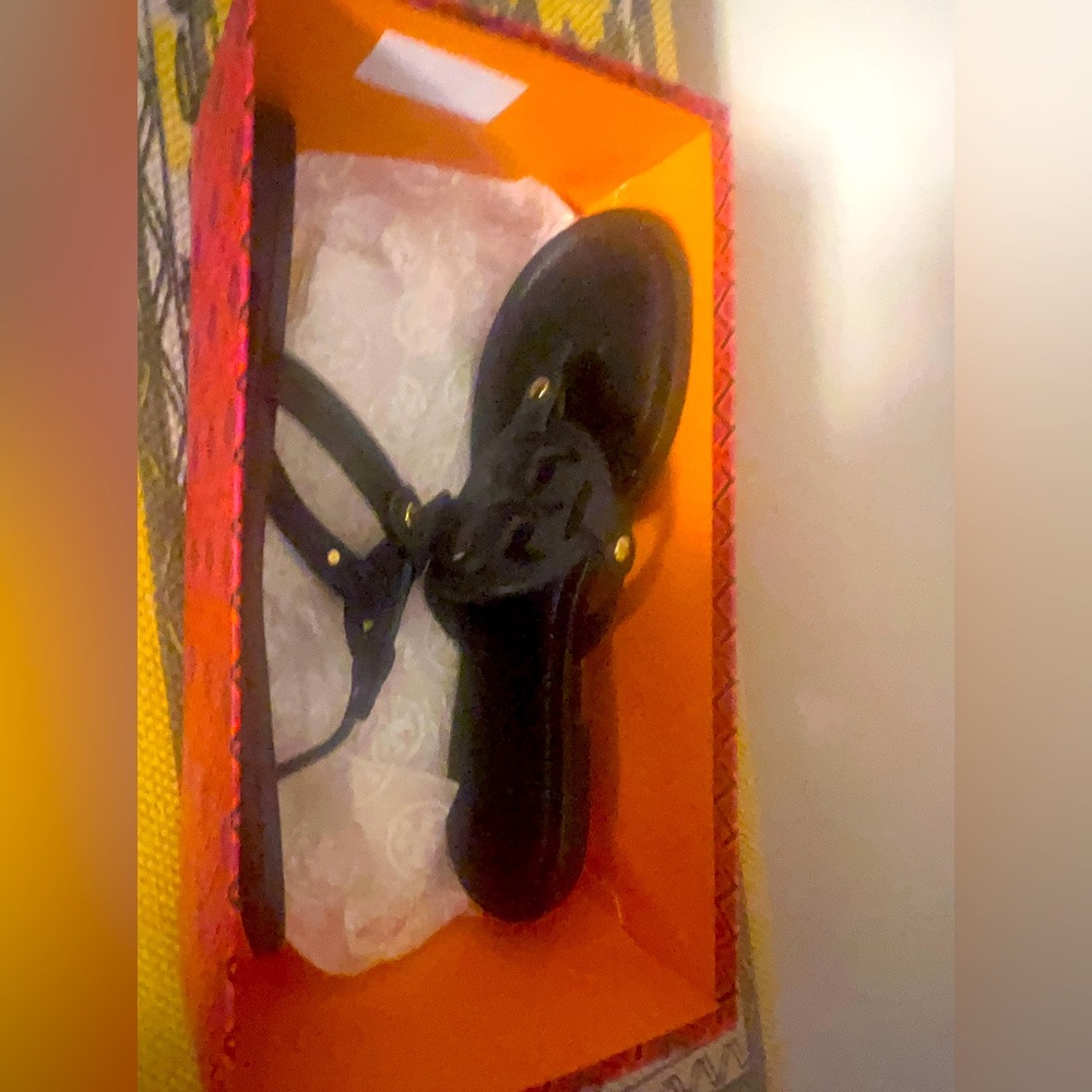 TORY BURCH COUTURE BLACK LEATHER THONG SANDALS. BARELY  WORN ONCE. SIZE 10.5.